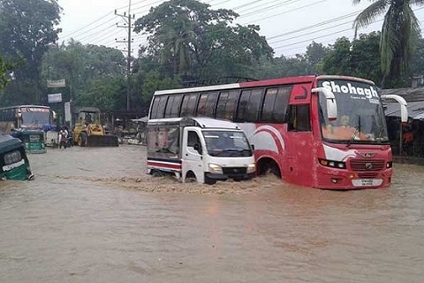 টানা বৃষ্টিতে জলমগ্ন রাজধানী, দুর্ভোগে নগরবাসী